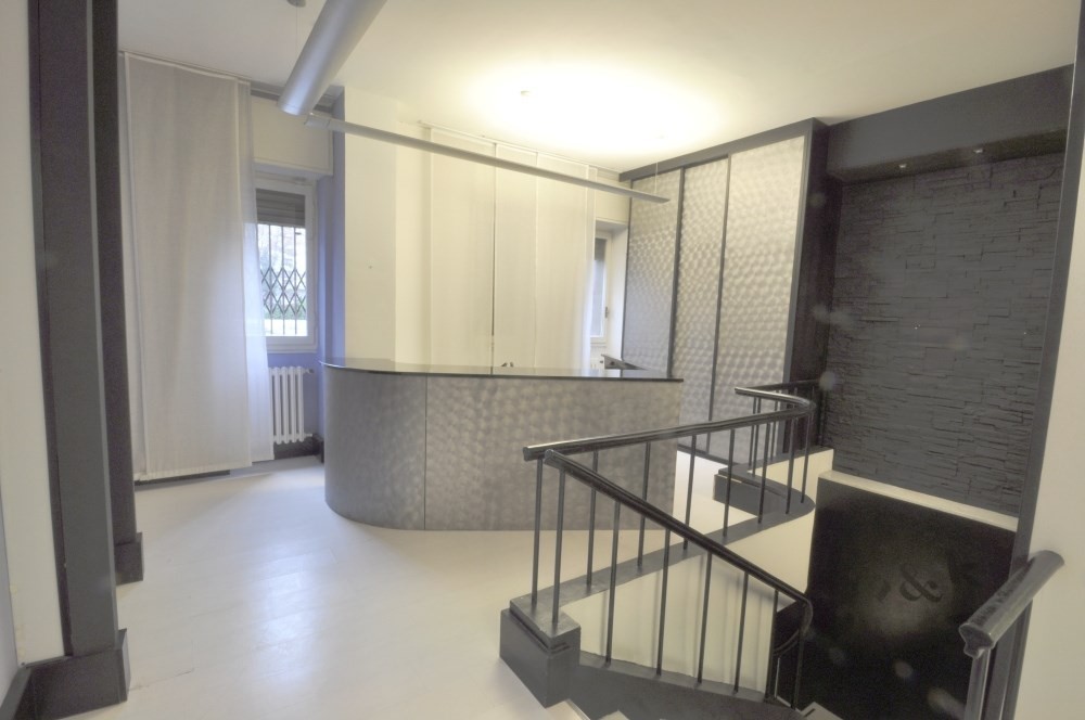 PPC private property consultants: Ufficio ristrutturato lungo Via Tortona