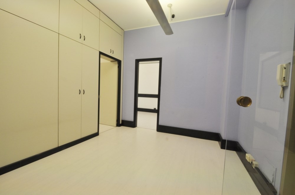 PPC private property consultants: Ufficio ristrutturato lungo Via Tortona