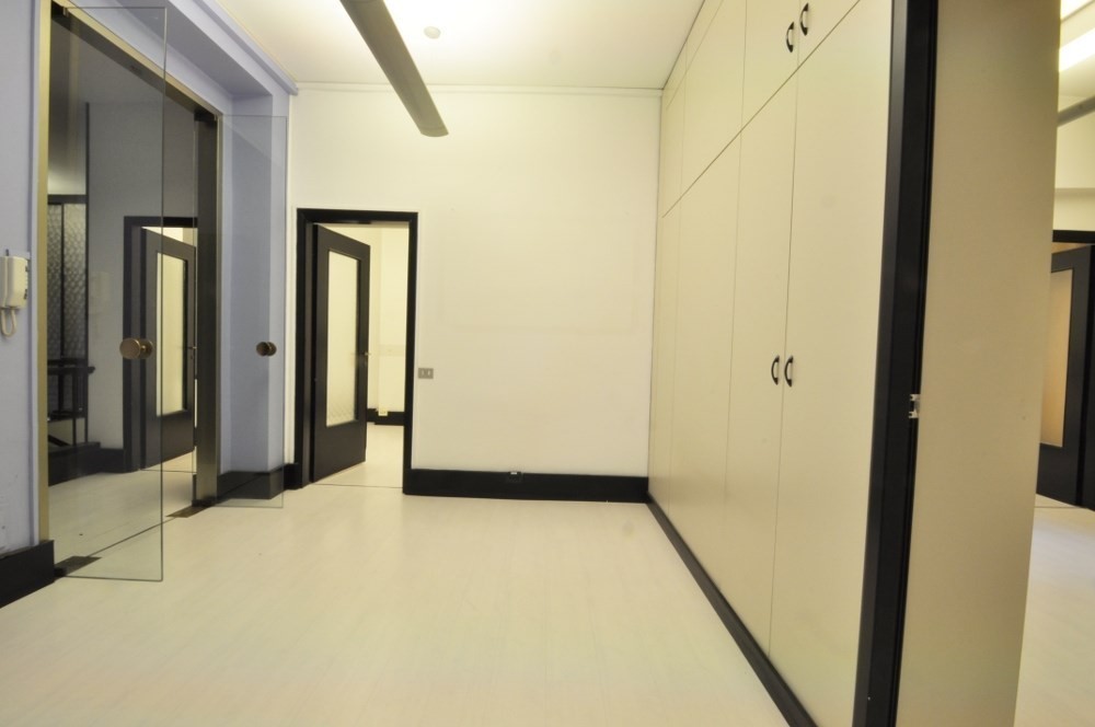 PPC private property consultants: Ufficio ristrutturato lungo Via Tortona