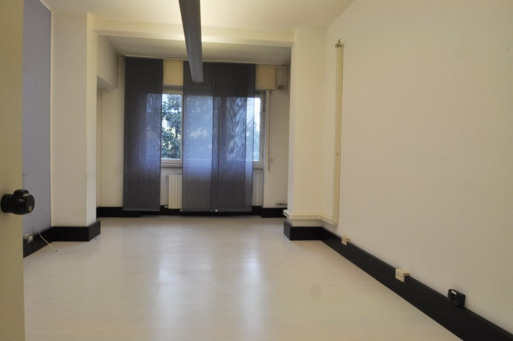 PPC private property consultants: Ufficio ristrutturato lungo Via Tortona
