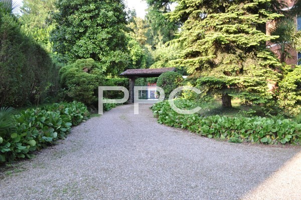 PPC private property consultants: Villa distribuita su più piani a Masnago