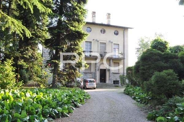 PPC private property consultants: Villa distribuita su più piani a Masnago