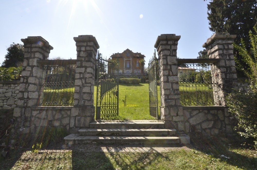 PPC private property consultants: فيلاّ تاريخية مع شاطئ ورصيف خاص تتواجد على بحيرة ماجّوري 