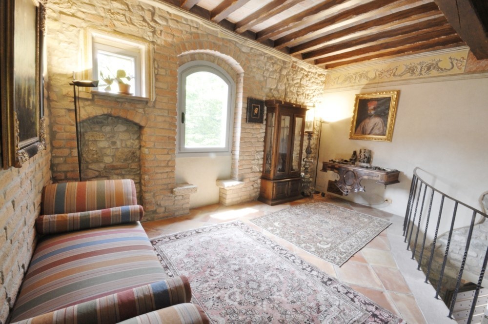 PPC private property consultants: فيلاّ مرمّمة مع حديقة وبركة سباحة 