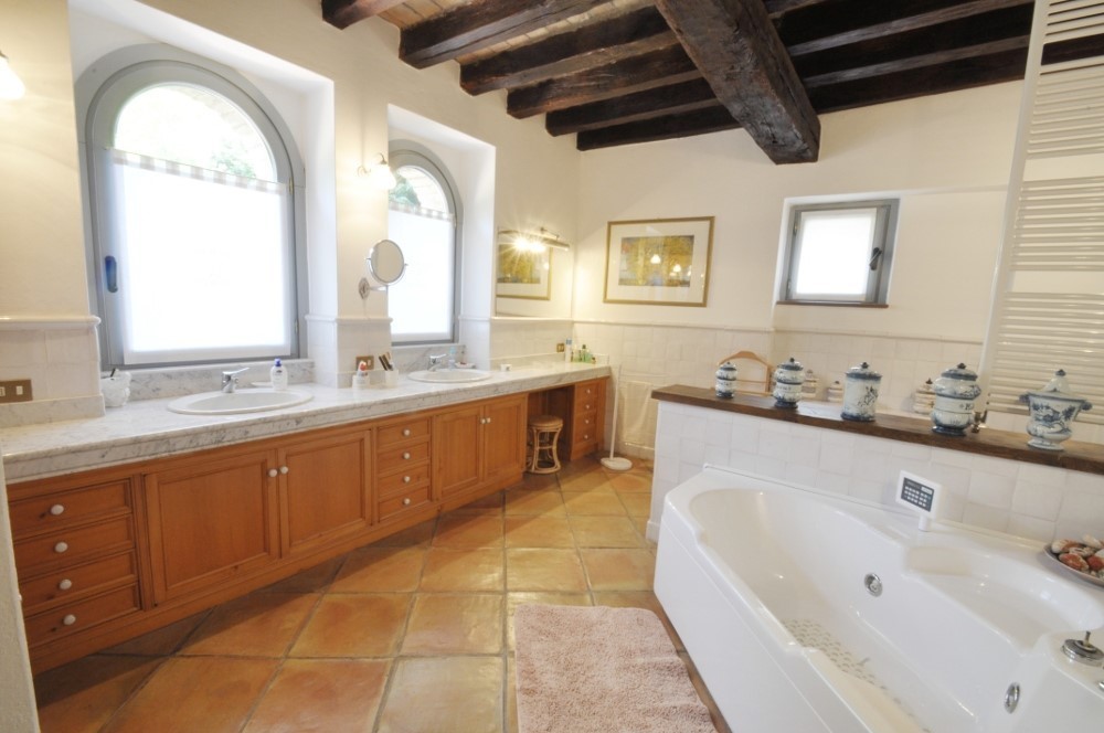 PPC private property consultants: فيلاّ مرمّمة مع حديقة وبركة سباحة 