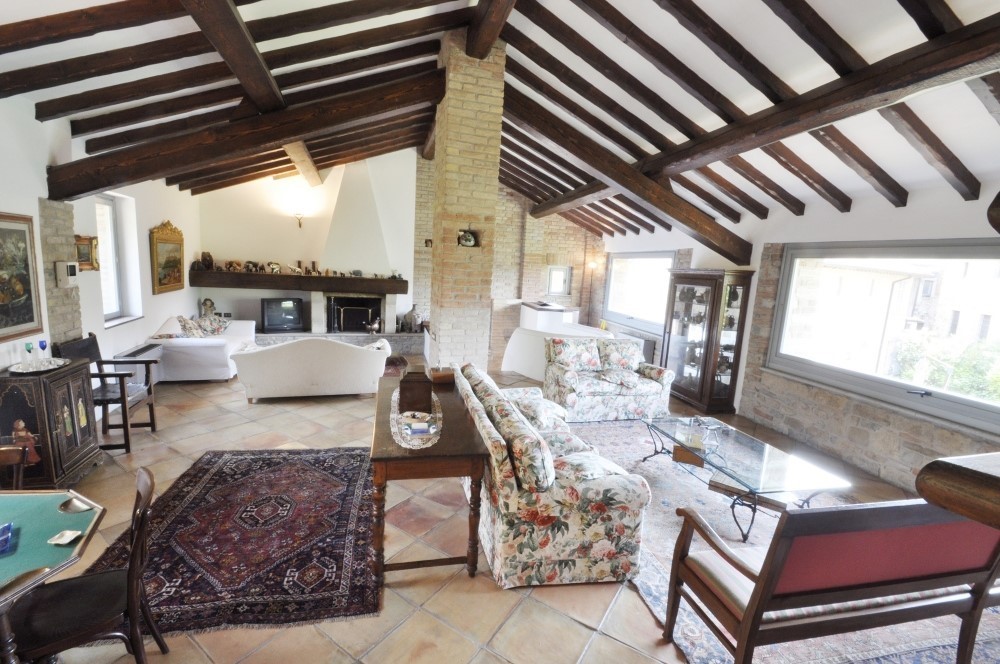 PPC private property consultants: فيلاّ مرمّمة مع حديقة وبركة سباحة 