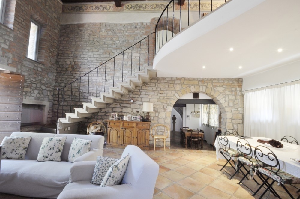 PPC private property consultants: فيلاّ مرمّمة مع حديقة وبركة سباحة 