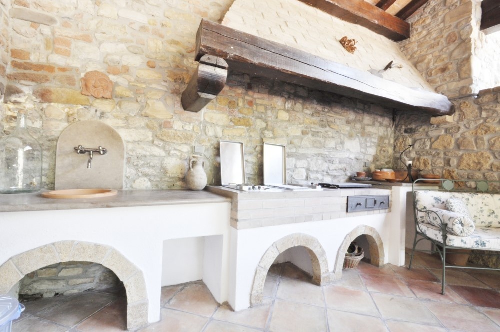 PPC private property consultants: فيلاّ مرمّمة مع حديقة وبركة سباحة 