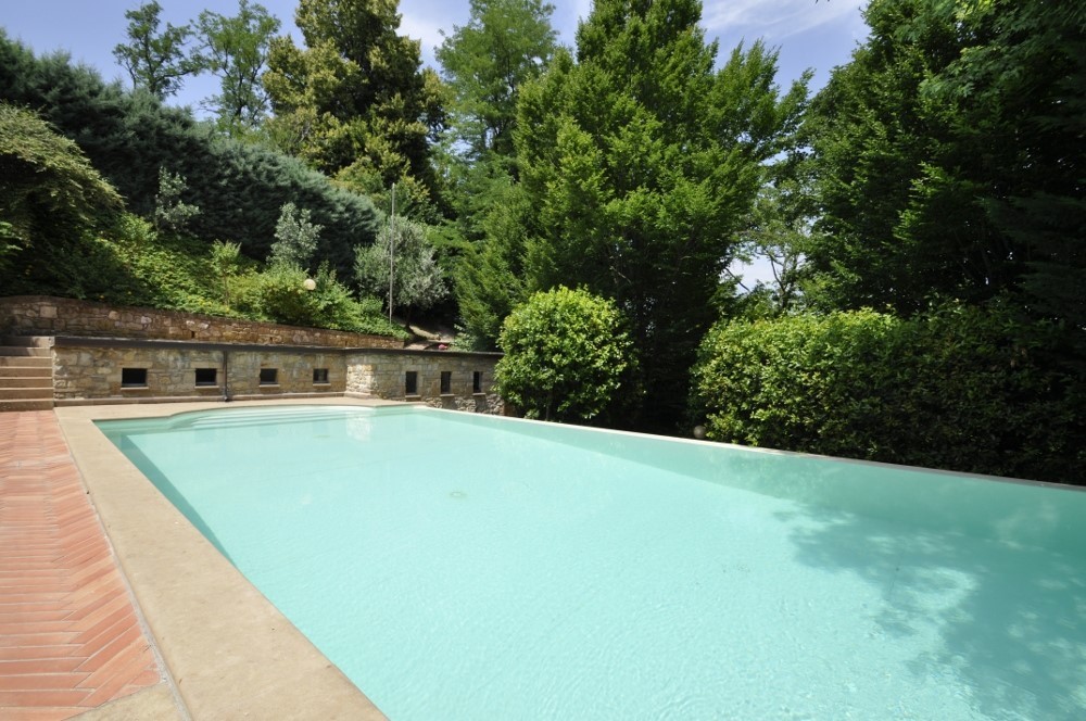 PPC private property consultants: فيلاّ مرمّمة مع حديقة وبركة سباحة 