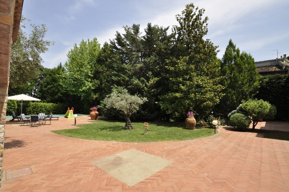 PPC private property consultants: فيلاّ مرمّمة مع حديقة وبركة سباحة 