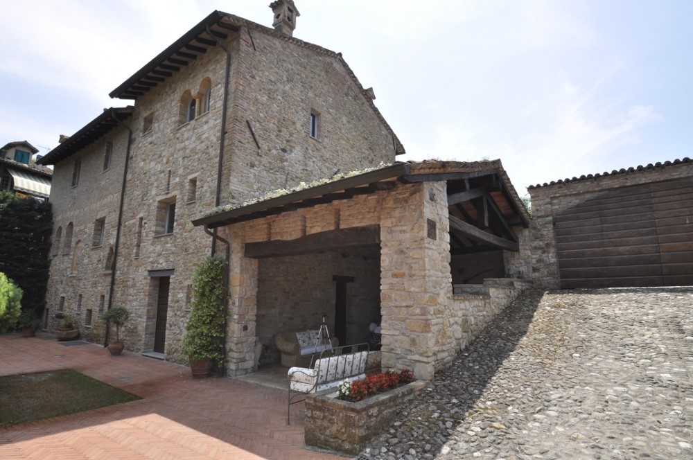 PPC private property consultants: فيلاّ مرمّمة مع حديقة وبركة سباحة 