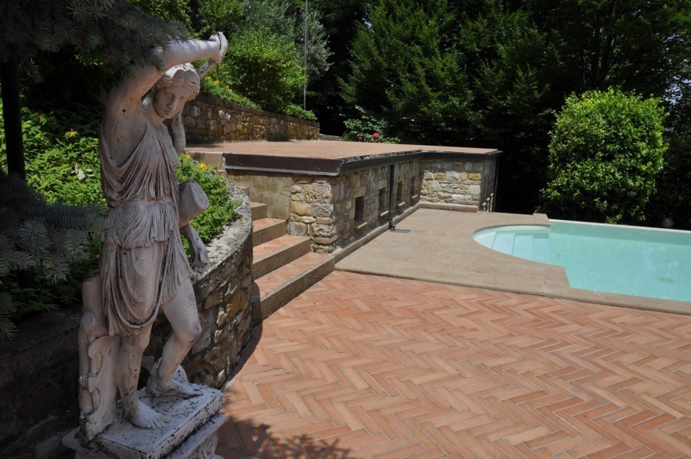 PPC private property consultants: فيلاّ مرمّمة مع حديقة وبركة سباحة 