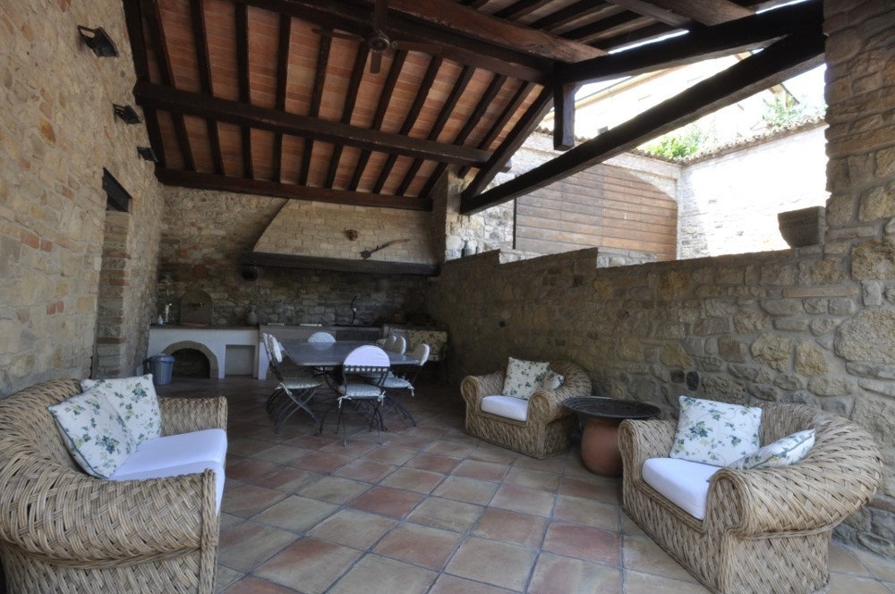 PPC private property consultants: فيلاّ مرمّمة مع حديقة وبركة سباحة 