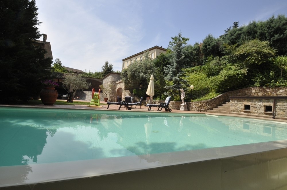 PPC private property consultants: فيلاّ مرمّمة مع حديقة وبركة سباحة 