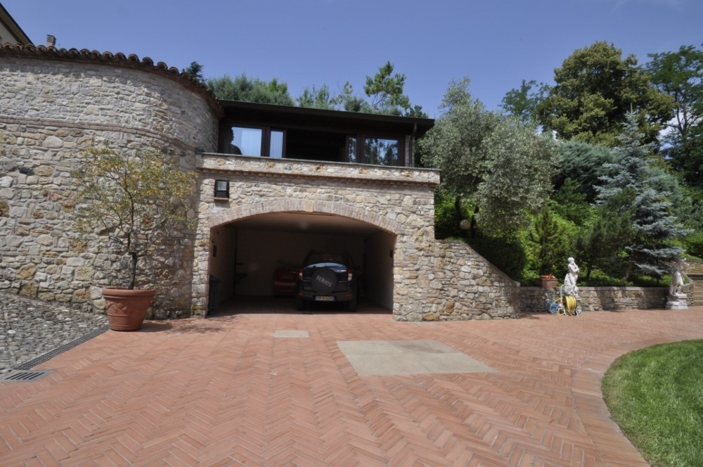 PPC private property consultants: فيلاّ مرمّمة مع حديقة وبركة سباحة 