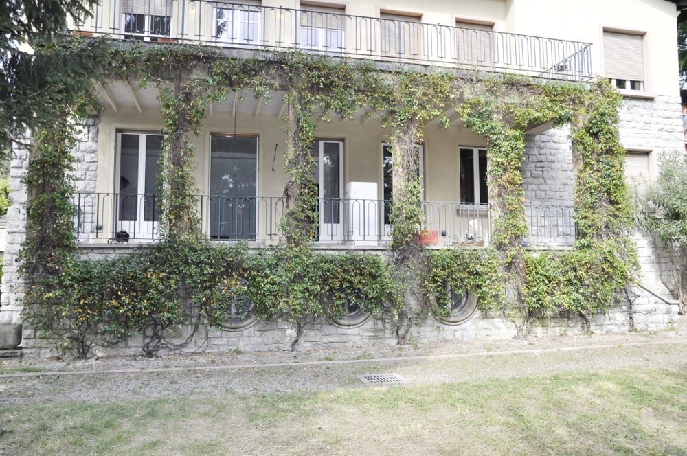 PPC private property consultants: Ampio Appartamento ristrutturato in villa con giardino
