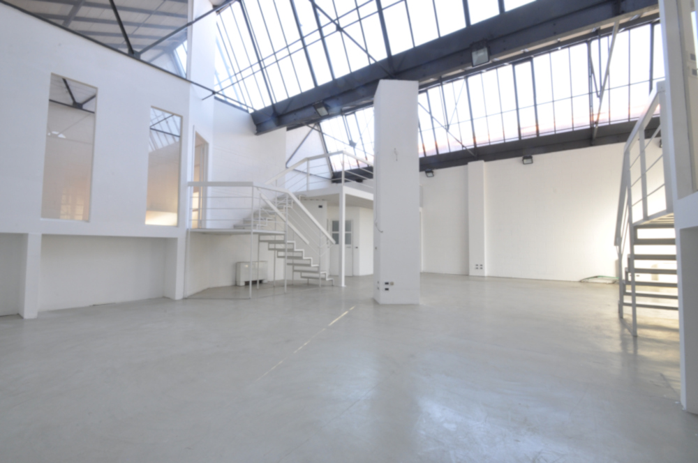 Office Rent Milan: Quiet office space within a fashion and design oriented real estate complex