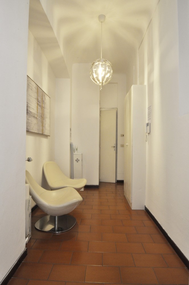 Office Rent Milan: Small Office in residential building
