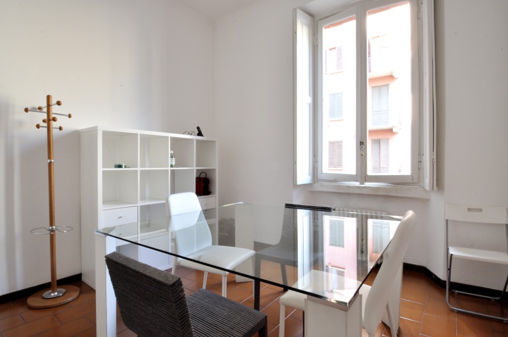 Office Rent Milan: Small Office in residential building