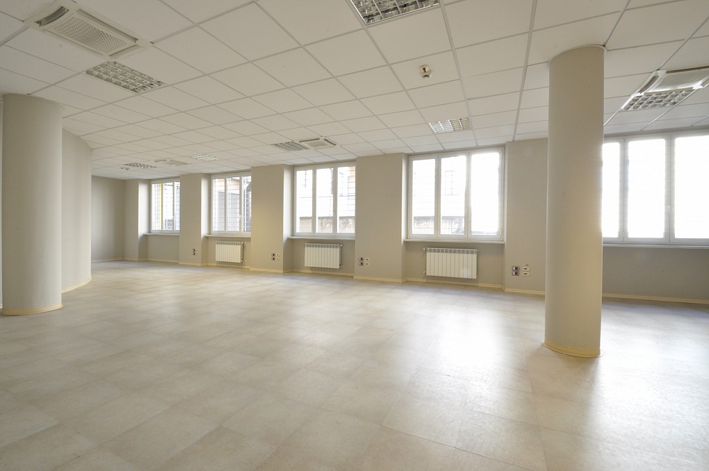 Office Rent Milan: Large office space with dedicated entrance