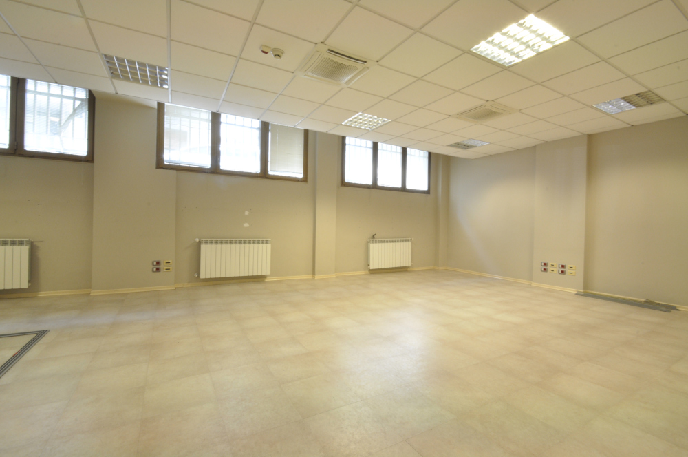 Office Rent Milan: Large office space with dedicated entrance